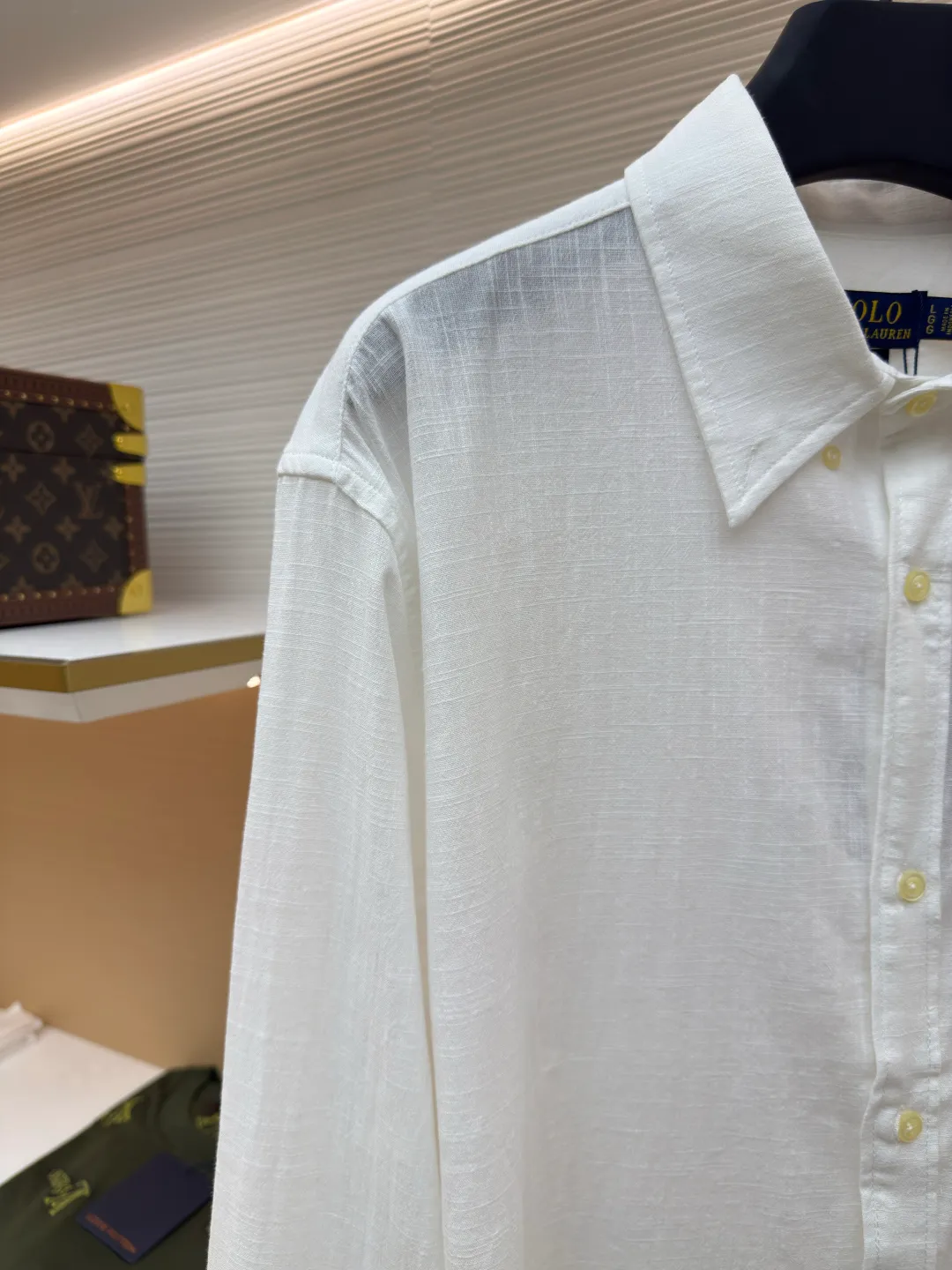 Ralph Lauren embroidered linen shirt ●Original version: Purchased and developed at 1690 ●Item number: 1680732-A75 ●Material: linen fabric ●Technology: embroidery production ●Version: fitted version ●Weight: about 235 grams ●Size: S-M-L-XL ●Description: Selected high-quality linen material with natural texture and breathability, tight and smooth, comfortable and skin-friendly, elegantly presented with a deep ink color The exquisite red pony mark is embellished, like a smart flame in the dark night. The clever design of the outer I-shaped pleated split back shoulder adds a sense of agility and detachment, and contains the soul of fashion in a minimalist shape. Adopt imported machine embroidery technology, use advanced computer control system and precision mechanical components to achieve the iconic pony embroidery operation with high precision and smooth and delicate lines. Adopting side-turning and embedded clamping stitching technology, it is smooth and tidy. The fabrics have been carefully washed and have a better feel and texture. They are not easy to deform, shrink or fade, and maintain long-term beauty. The overall wiring is straight and delicate, the fabric is comfortable and soft, and the color is consistent without color difference. It can be matched with the same style to create a fashionable look and control various occasions. Customized accessories, complete with three standards, same style for men and women!